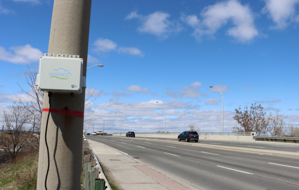 Compact air quality monitor near a road